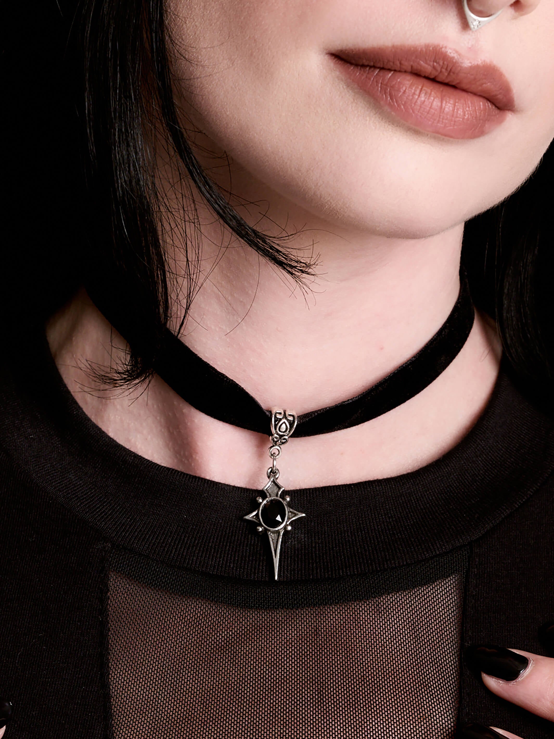 Star choker with velvet ribbon