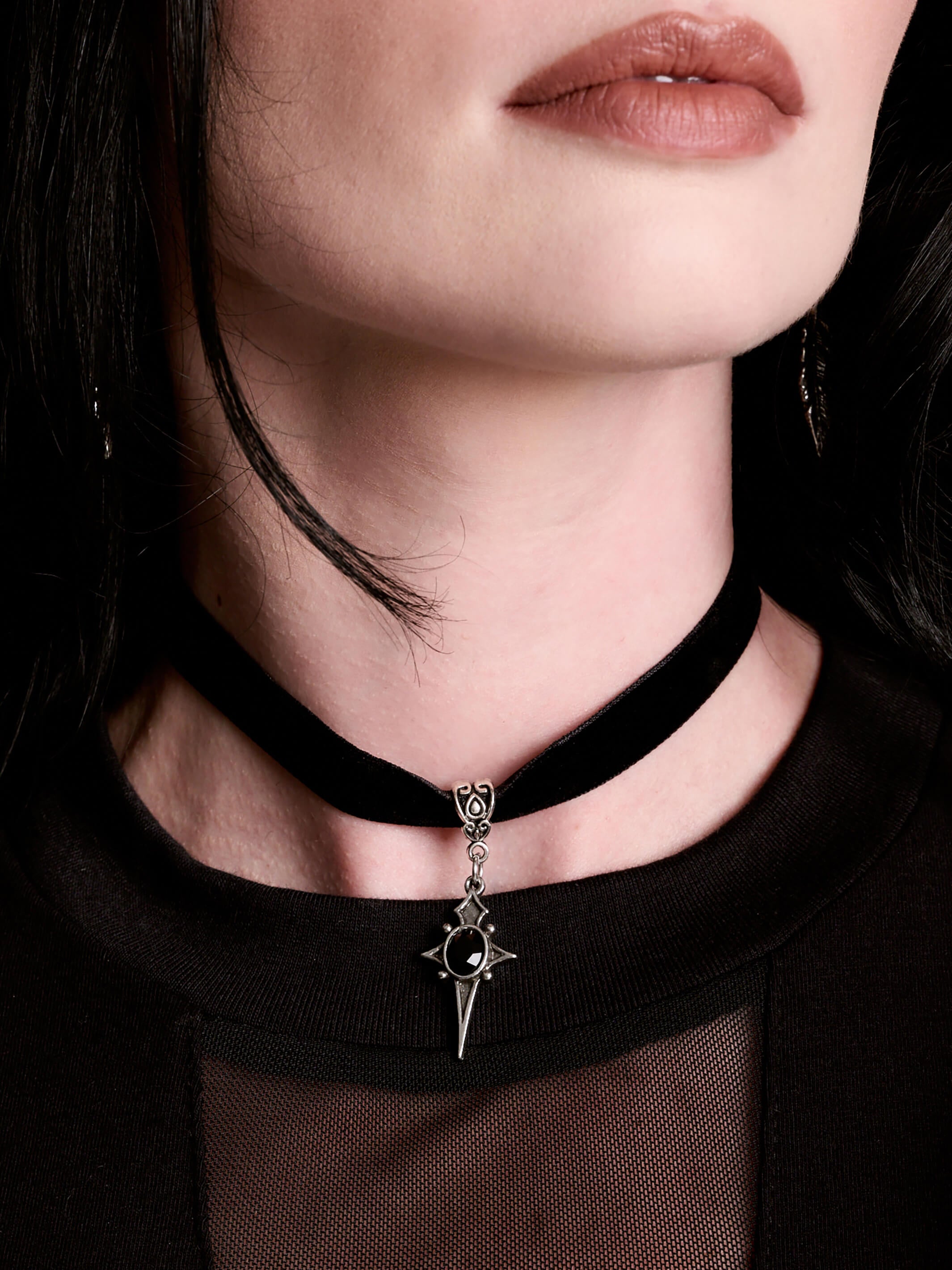 Star choker with velvet ribbon